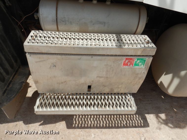 image for item DH2406 2011 Peterbilt 386 semi truck