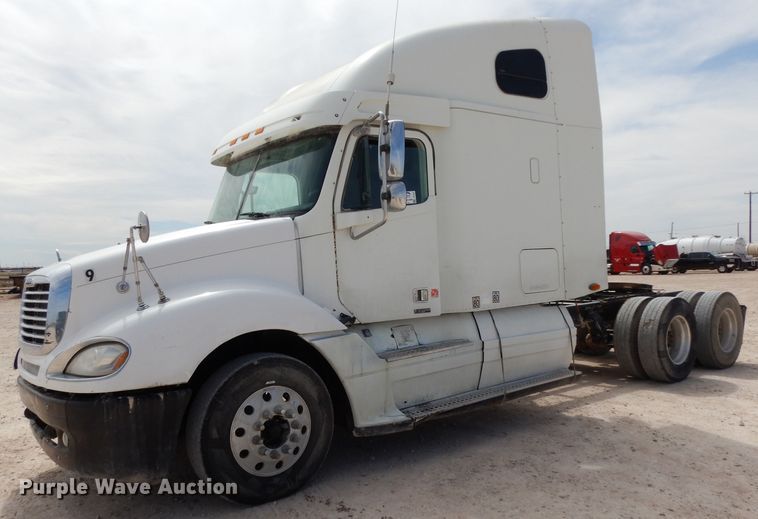 image for item DH2407 2004 Freightliner semi truck