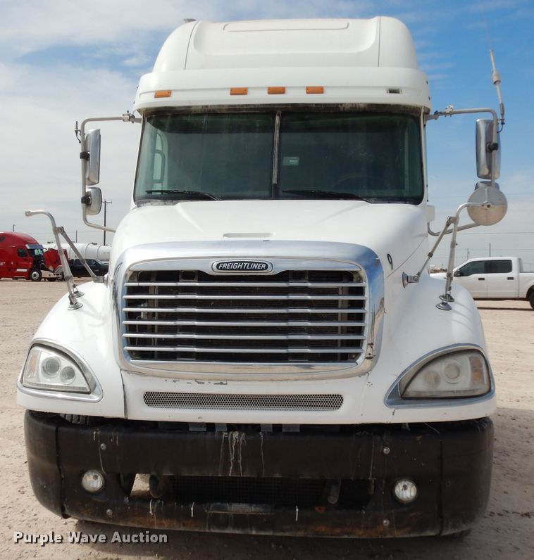 image for item DH2407 2004 Freightliner semi truck