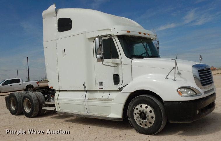 image for item DH2407 2004 Freightliner semi truck