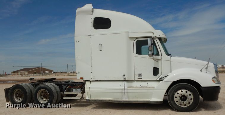 image for item DH2407 2004 Freightliner semi truck