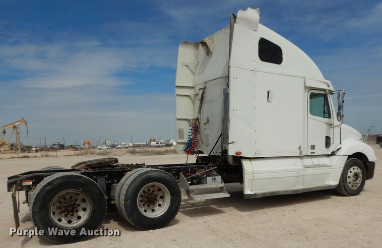 image for item DH2407 2004 Freightliner semi truck