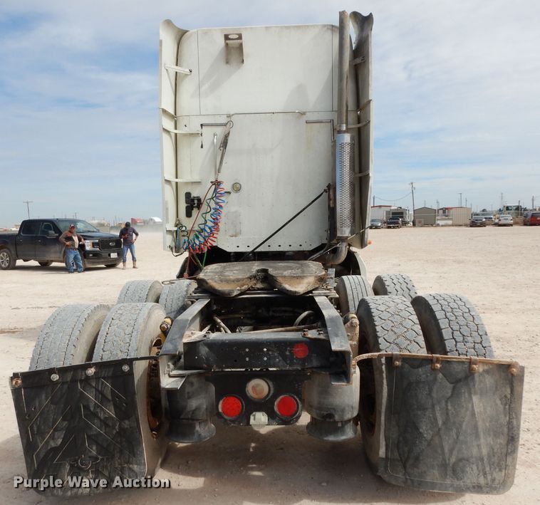 image for item DH2407 2004 Freightliner semi truck