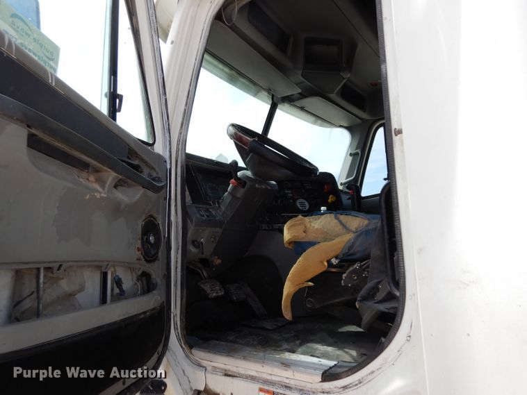 image for item DH2407 2004 Freightliner semi truck