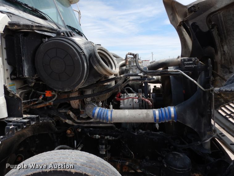 image for item DH2407 2004 Freightliner semi truck