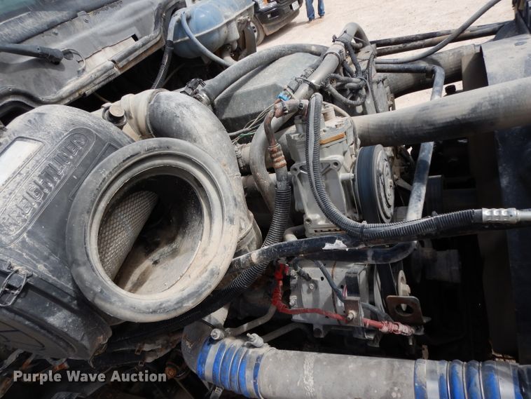 image for item DH2407 2004 Freightliner semi truck