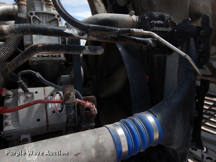 image for item DH2407 2004 Freightliner semi truck