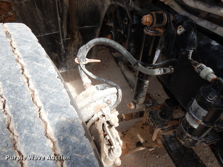 image for item DH2407 2004 Freightliner semi truck