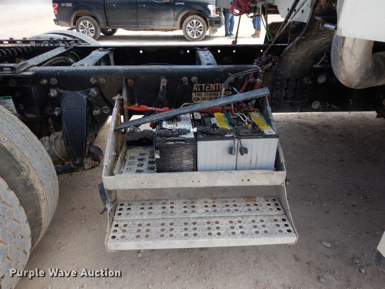 image for item DH2407 2004 Freightliner semi truck