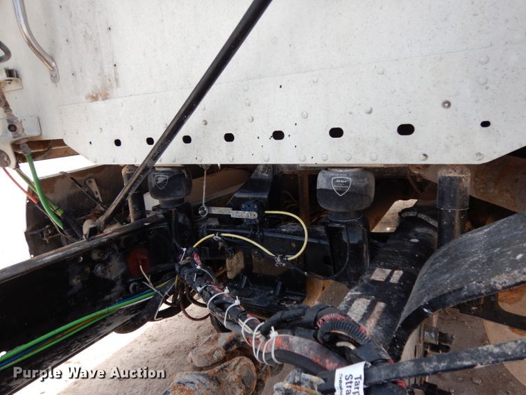 image for item DH2407 2004 Freightliner semi truck