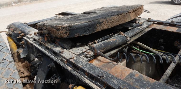 image for item DH2407 2004 Freightliner semi truck