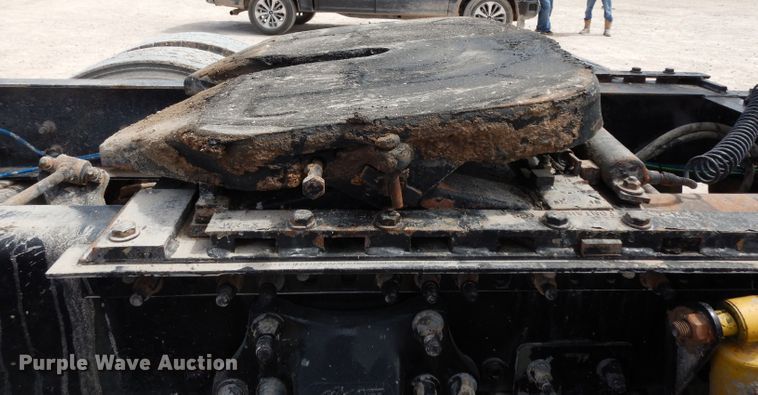 image for item DH2407 2004 Freightliner semi truck