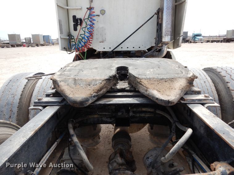 image for item DH2407 2004 Freightliner semi truck