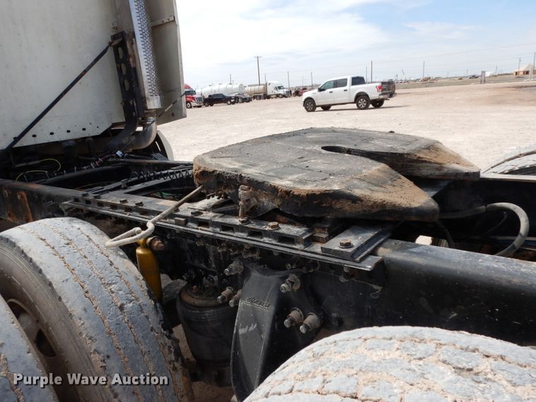 image for item DH2407 2004 Freightliner semi truck