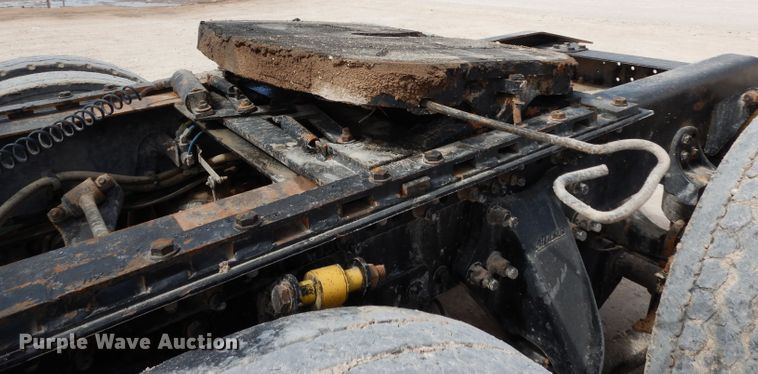 image for item DH2407 2004 Freightliner semi truck