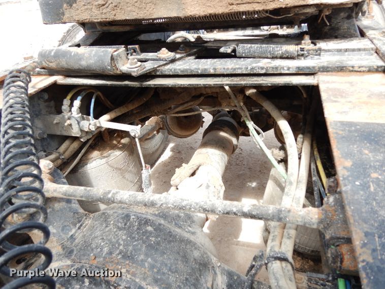 image for item DH2407 2004 Freightliner semi truck