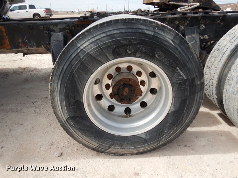 image for item DH2407 2004 Freightliner semi truck