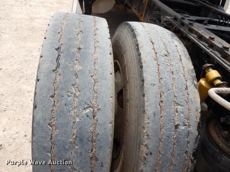 image for item DH2407 2004 Freightliner semi truck