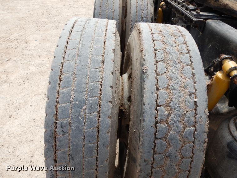 image for item DH2407 2004 Freightliner semi truck