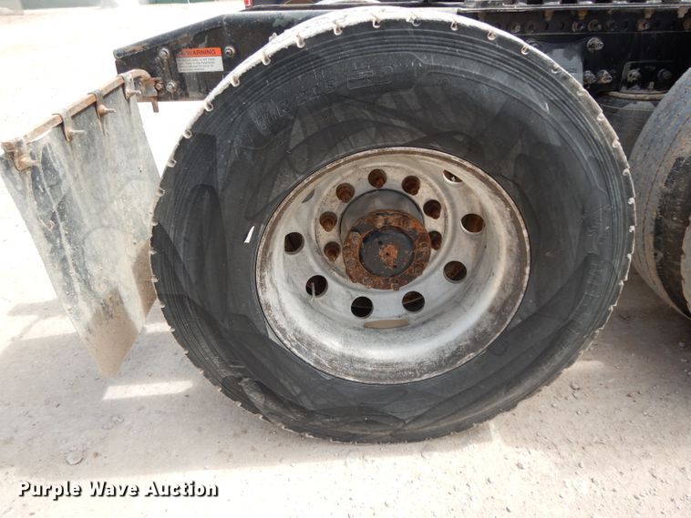 image for item DH2407 2004 Freightliner semi truck