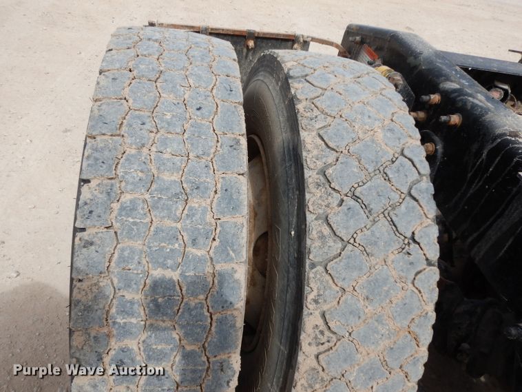 image for item DH2407 2004 Freightliner semi truck