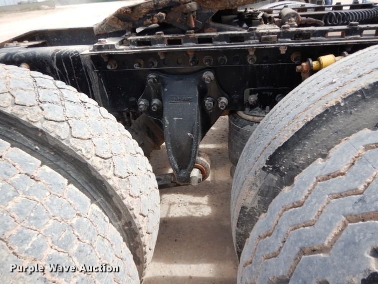 image for item DH2407 2004 Freightliner semi truck