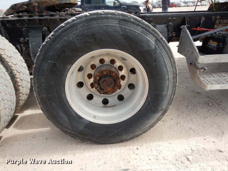 image for item DH2407 2004 Freightliner semi truck