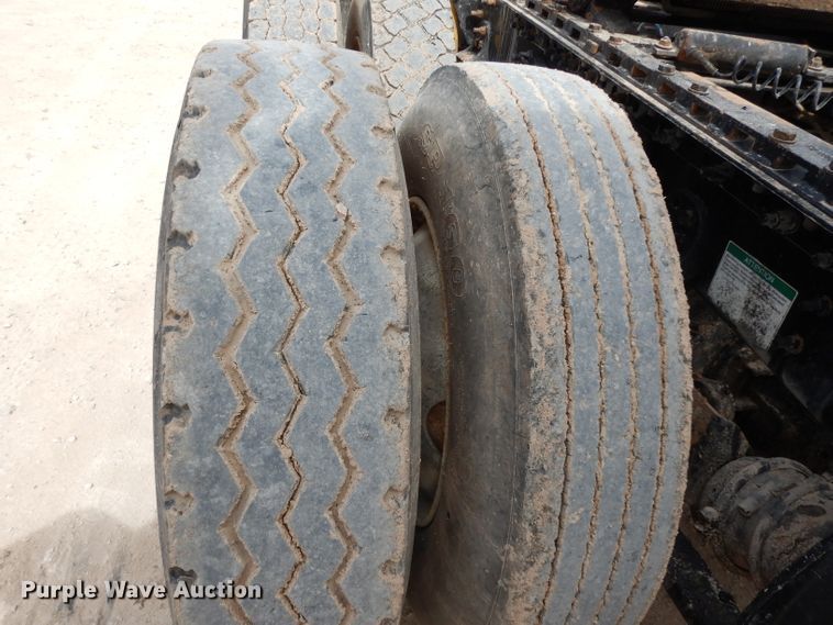 image for item DH2407 2004 Freightliner semi truck