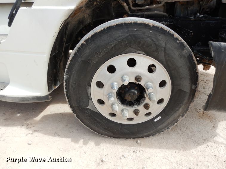 image for item DH2407 2004 Freightliner semi truck