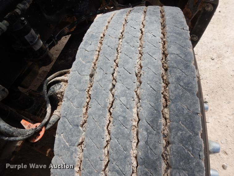 image for item DH2407 2004 Freightliner semi truck