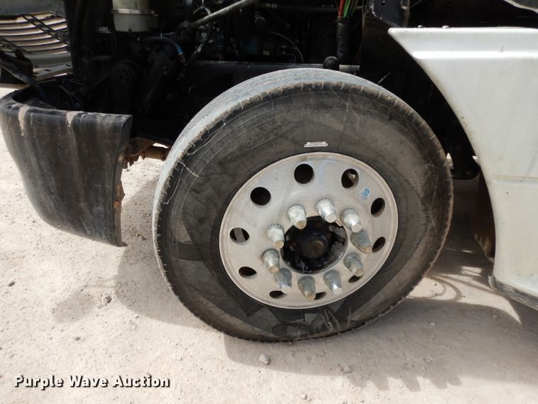 image for item DH2407 2004 Freightliner semi truck