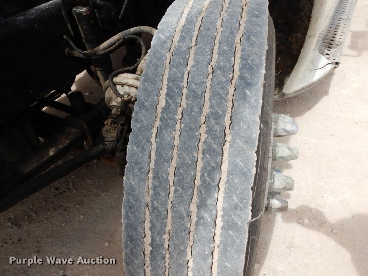 image for item DH2407 2004 Freightliner semi truck