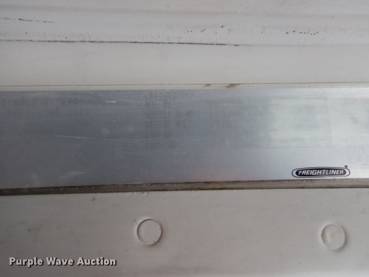 image for item DH2407 2004 Freightliner semi truck