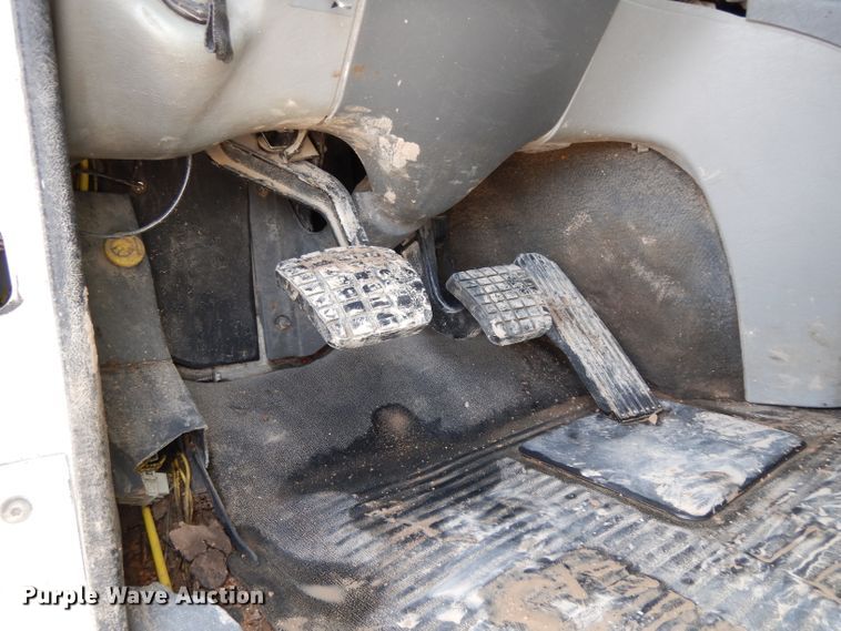 image for item DH2407 2004 Freightliner semi truck