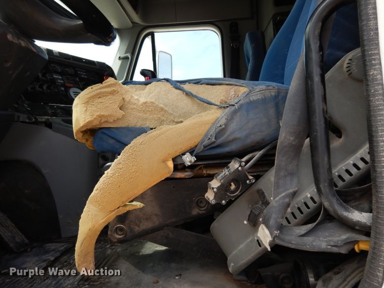 image for item DH2407 2004 Freightliner semi truck