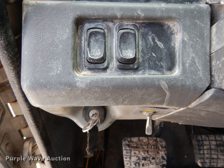 image for item DH2407 2004 Freightliner semi truck