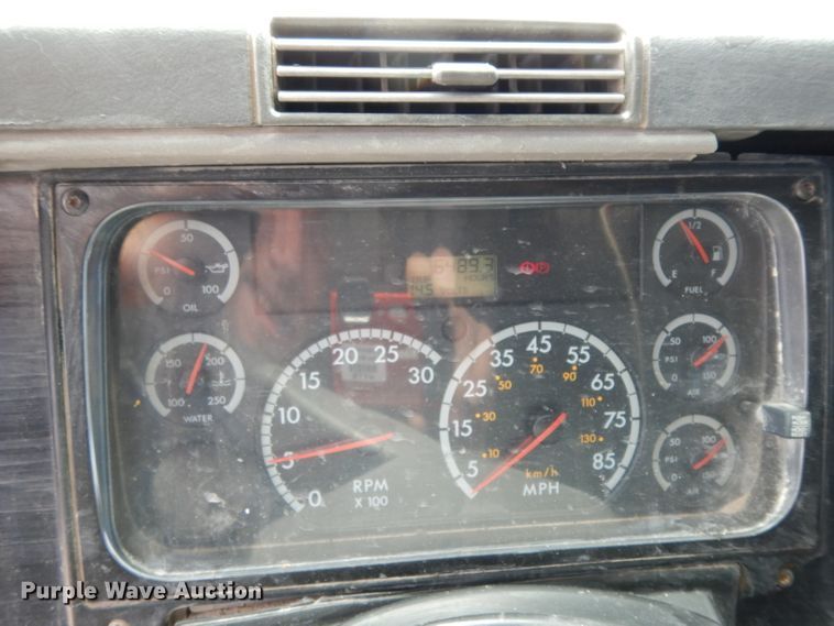 image for item DH2407 2004 Freightliner semi truck