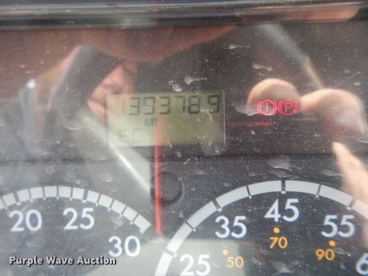 image for item DH2407 2004 Freightliner semi truck