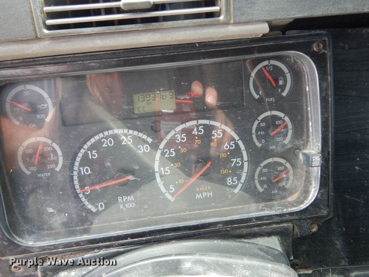 image for item DH2407 2004 Freightliner semi truck