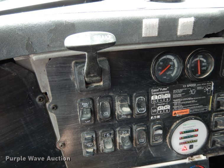 image for item DH2407 2004 Freightliner semi truck