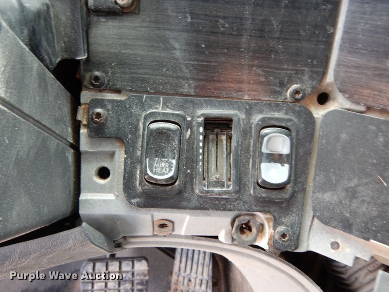 image for item DH2407 2004 Freightliner semi truck