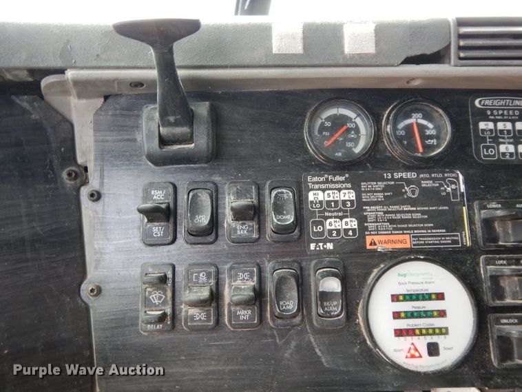 image for item DH2407 2004 Freightliner semi truck