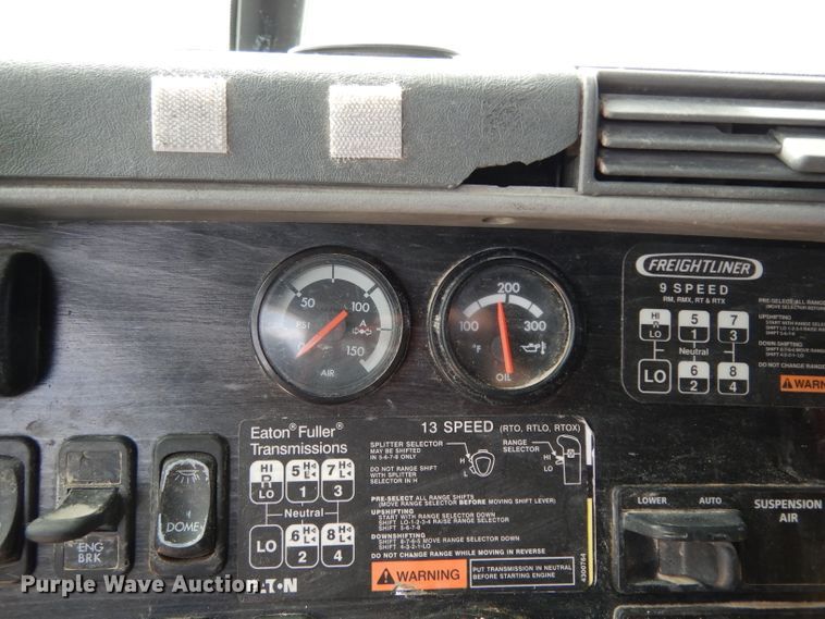 image for item DH2407 2004 Freightliner semi truck