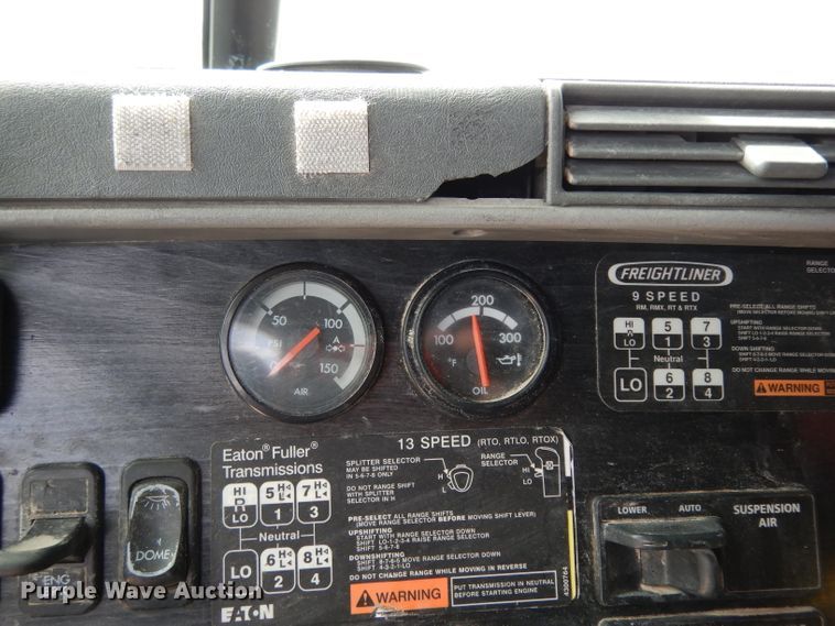 image for item DH2407 2004 Freightliner semi truck