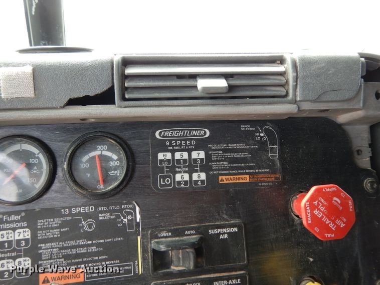 image for item DH2407 2004 Freightliner semi truck