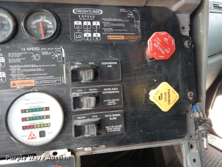 image for item DH2407 2004 Freightliner semi truck