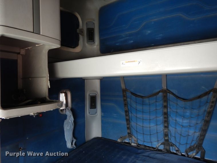 image for item DH2407 2004 Freightliner semi truck