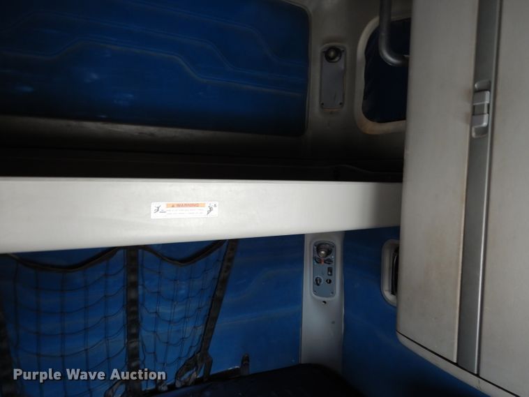 image for item DH2407 2004 Freightliner semi truck