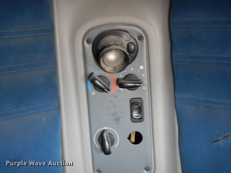 image for item DH2407 2004 Freightliner semi truck