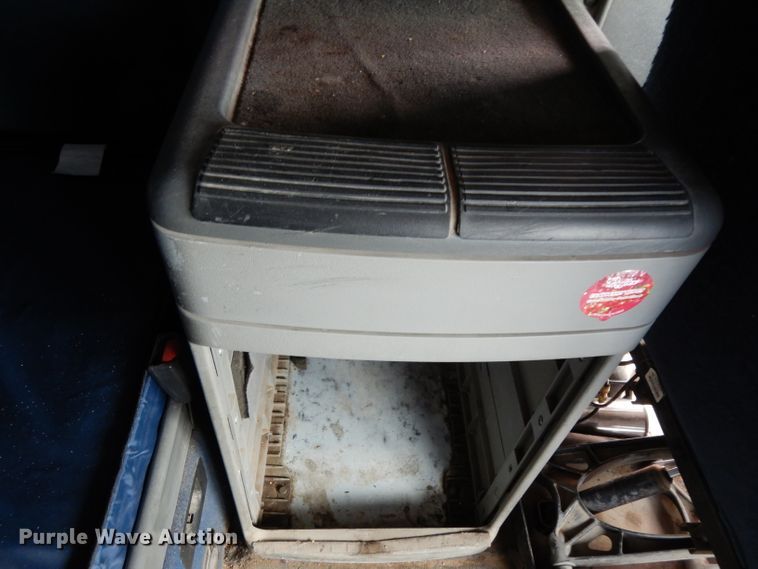 image for item DH2407 2004 Freightliner semi truck